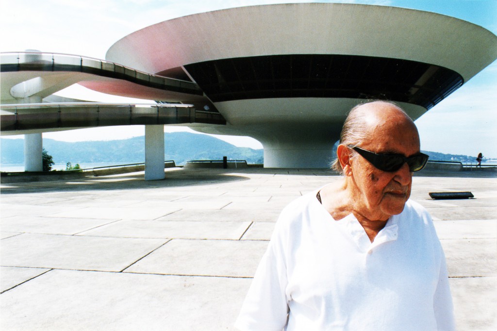 Copyright: Salzgeber & Co. Medien GmbH Das Foto ist entnommen aus dem Dokumentarfilm „Oskar Niemeyer - das Leben ist ein Hauch“ (2007, auf DVD erhältlich). Der brasilianische Architekt Oscar Niemeyer gilt als einer der innovativsten Architekten des 20. Jahrhunderts, er starb 2012 im Alter von 105 Jahren.