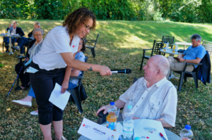 Älterer Mann wird von einer Frau interviewt.