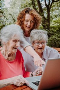 Zwei älteren Damen am Laptop