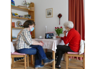 Zwei ältere Menschen vor einem Tablet