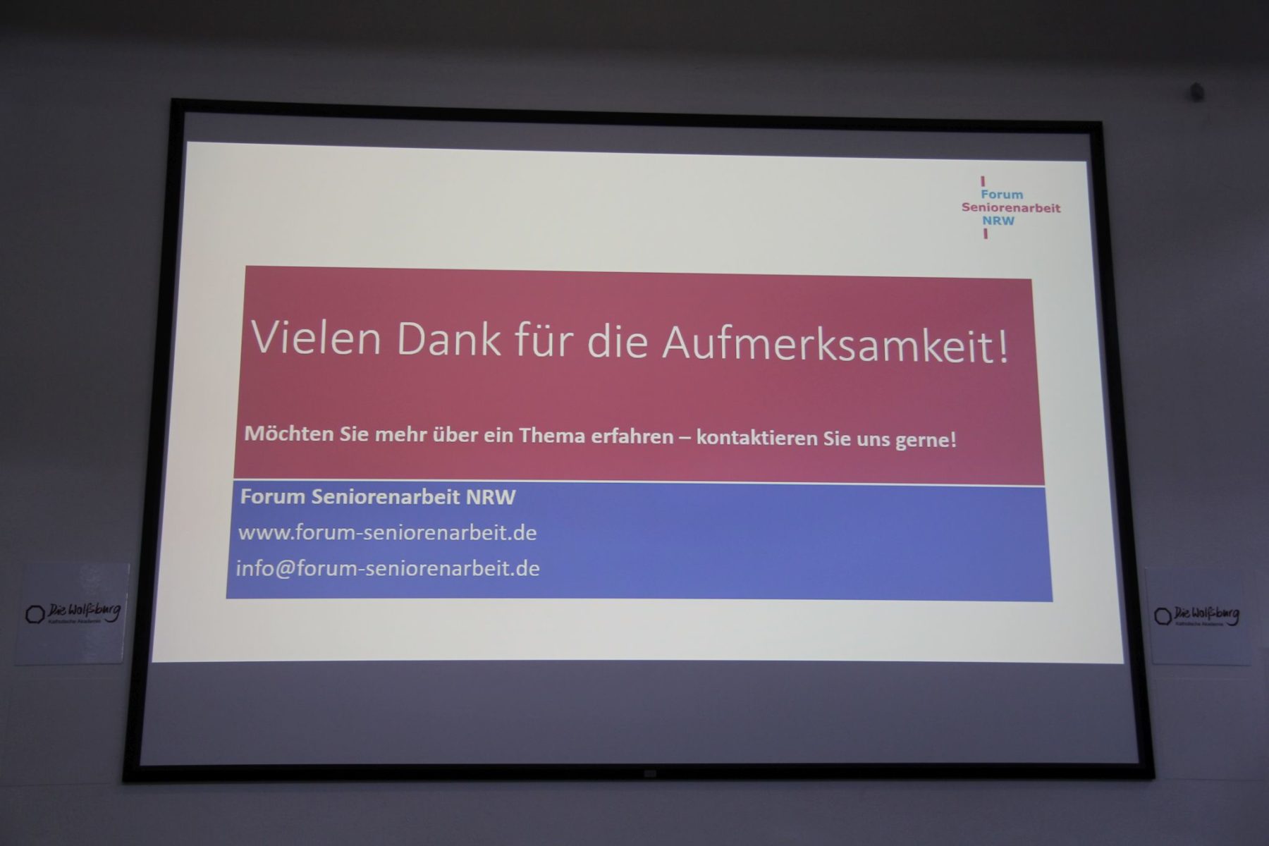 Foto der Leinwand mit der Aufschrift vielen Dank für Ihre Aufmerksamkeit.