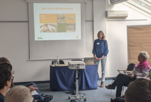 Anna-Lena Müller von der Kölner Freiwilligenagentur ist vor der Powerpointpräsentation zu sehen