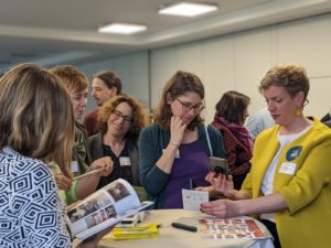 Man sieht die Referentin Anne Hepp mit Teilnehmenden der Frühjahrsakademie