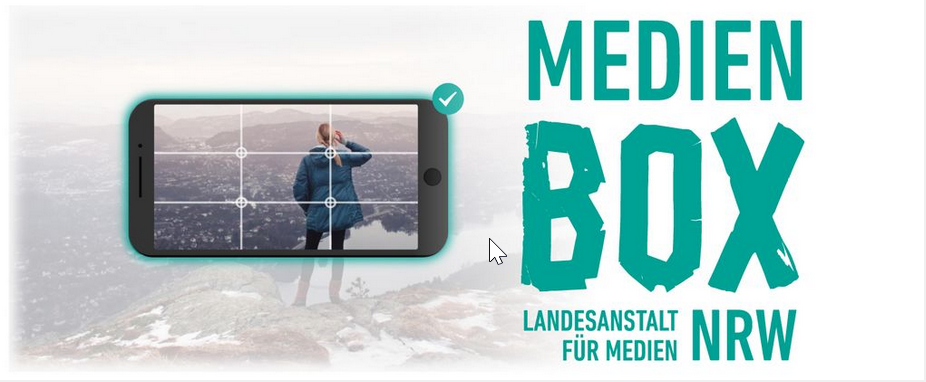 Logo der Medienbox NRW neben einem Handy, das im Querformat eine Frau von hinten fotografiert