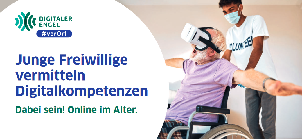 Ausschnitt des Flyers: Zeigt einen älteren Mann mit Virtual Reality Brille in einem Rollstuhl, dahinter ein Pfleger