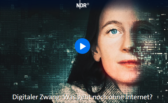 Das Bild zeigt die Nahaufnahme des Gesichts einer Frau, das zur Hälfte durch Computercodes und Zahlenreihen verdeckt ist